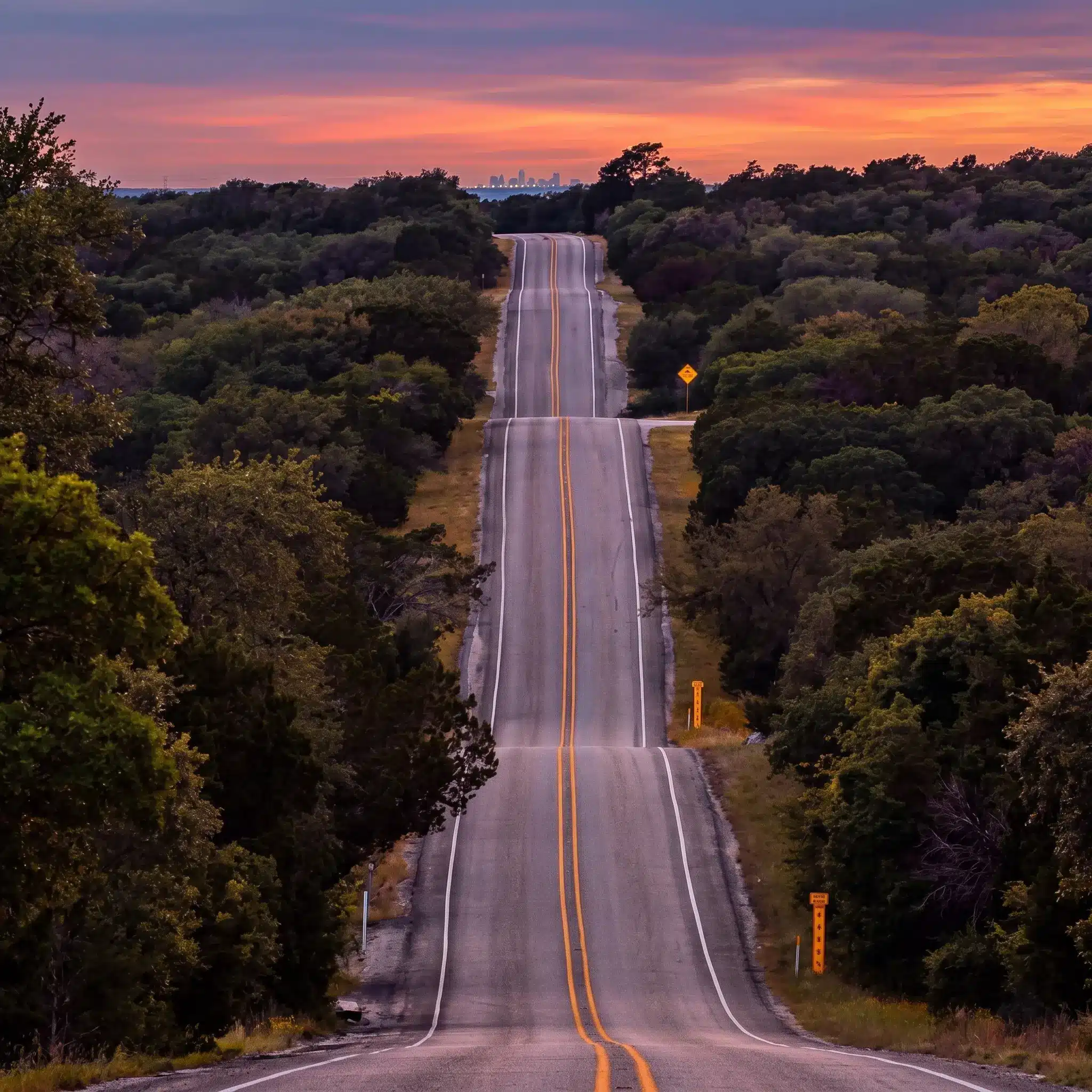 Una carretera rural a las afueras de Dallas, Texas