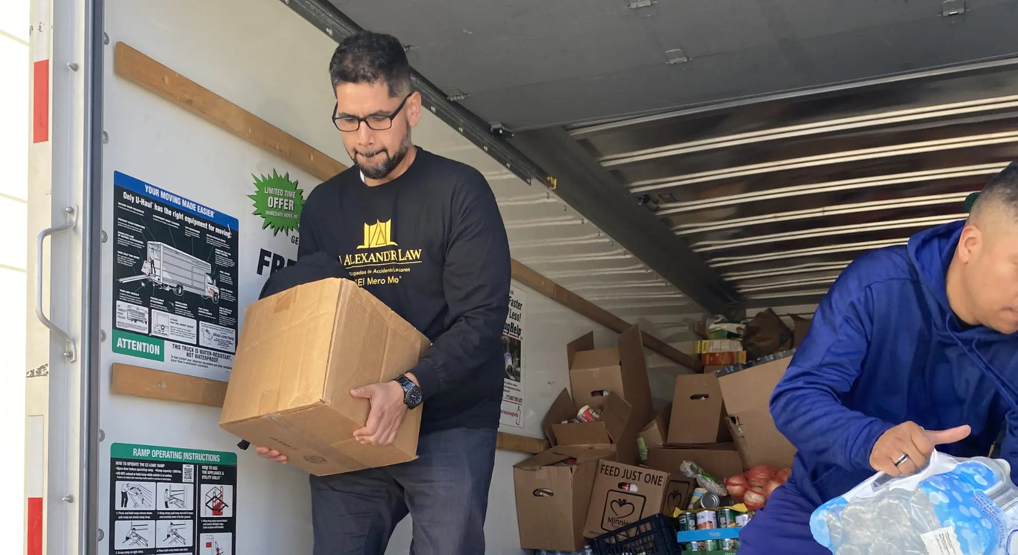 El equipo de J. Alexander Law empaquetando y pesando alimentos en un banco de alimentos de Texas