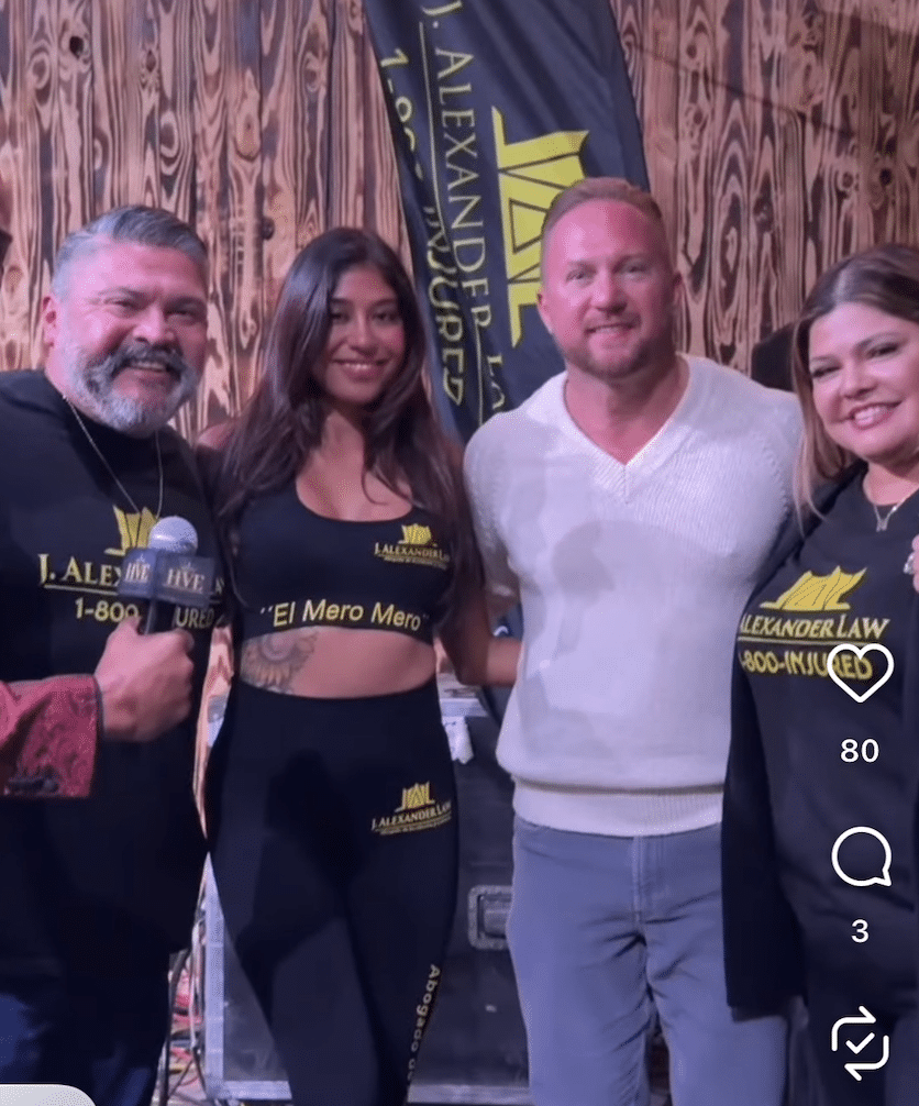 Josh Alexander y el equipo con la marca El Mero Mero en un evento de boxeo patrocinado en Dallas