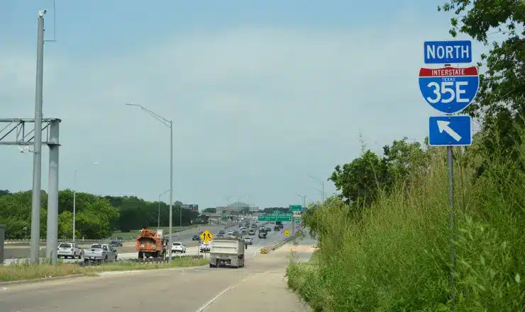 Traffic on I-35E, the Stemmons Freeway, in Dallas