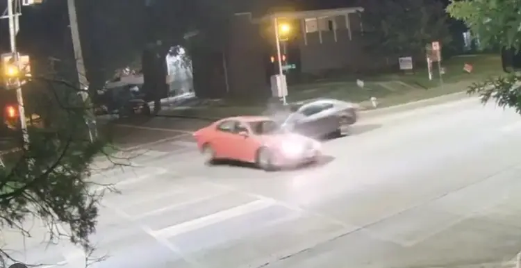 Dos vehículos que quedaron en forma de T tras un choque lateral en una intersección de Dallas
