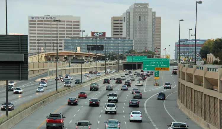 Traffic on the divided lanes of US 75 in Dallas, approaching the Lovers Lane exit