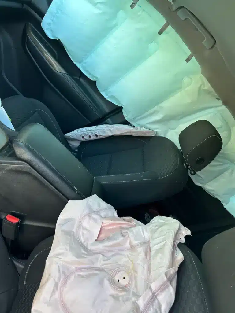 Bolsas de aire laterales de cortina y de los asientos desplegadas dentro del SUV de nuestra clienta
