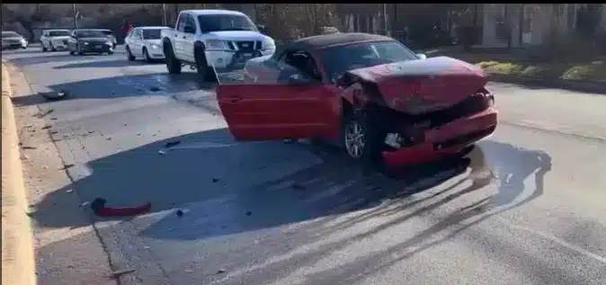 El auto rojo que choc&oacute; por detr&aacute;s a nuestro cliente en Fort Worth, con la parte delantera aplastada y l&iacute;quido derramado por la calle