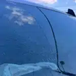 Grietas que se extienden por el parabrisas de la camioneta de nuestro cliente tras el accidente del Richardson