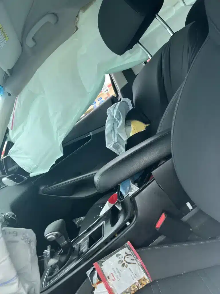 Interior de una SUV con una bolsa de aire de cortina desplegada a lo largo de la l&iacute;nea de la ventana, adem&aacute;s de una bolsa de aire lateral del asiento abierta