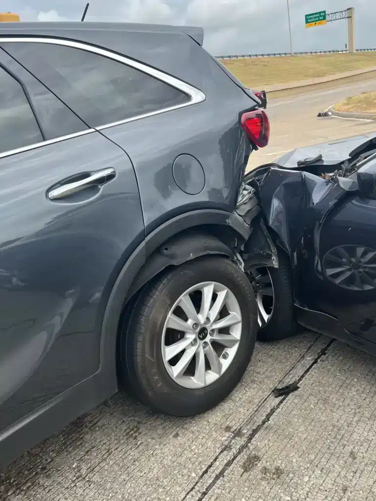 Esquina trasera de una SUV contra el frente aplastado de un sed&aacute;n en una calle