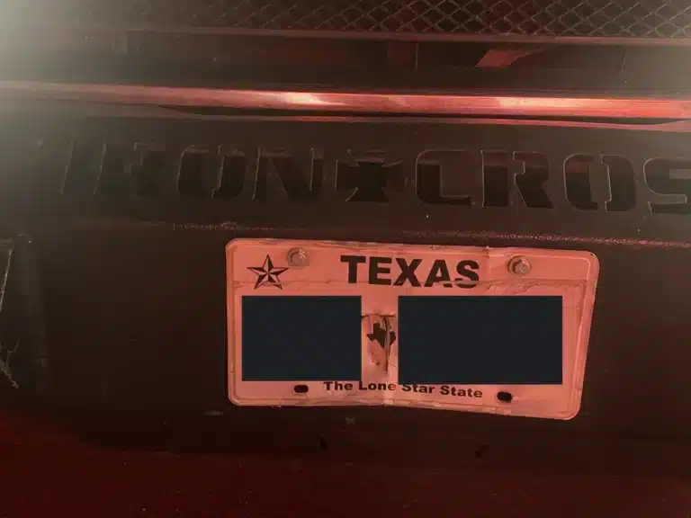 La placa delantera de la pickup que choc&oacute; por detr&aacute;s a nuestra clienta, desgarrada por la mitad donde golpe&oacute; su parachoques, con los caracteres de la placa cubiertos